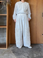 【予約】qiri / arabesque ribbon embroidery blouse (light gray)