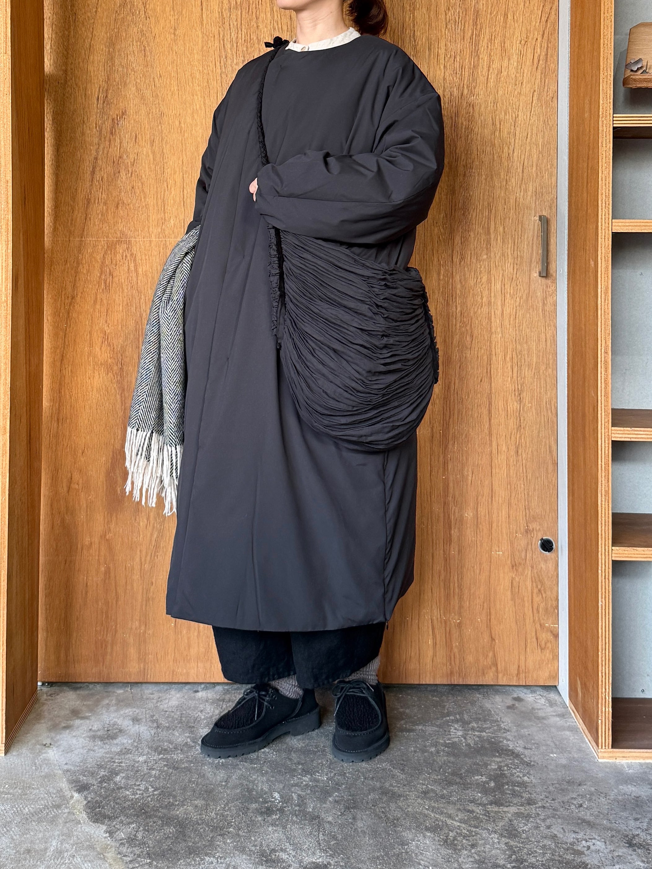 miffew / COLLARLESS DOWN COAT（BLACK）