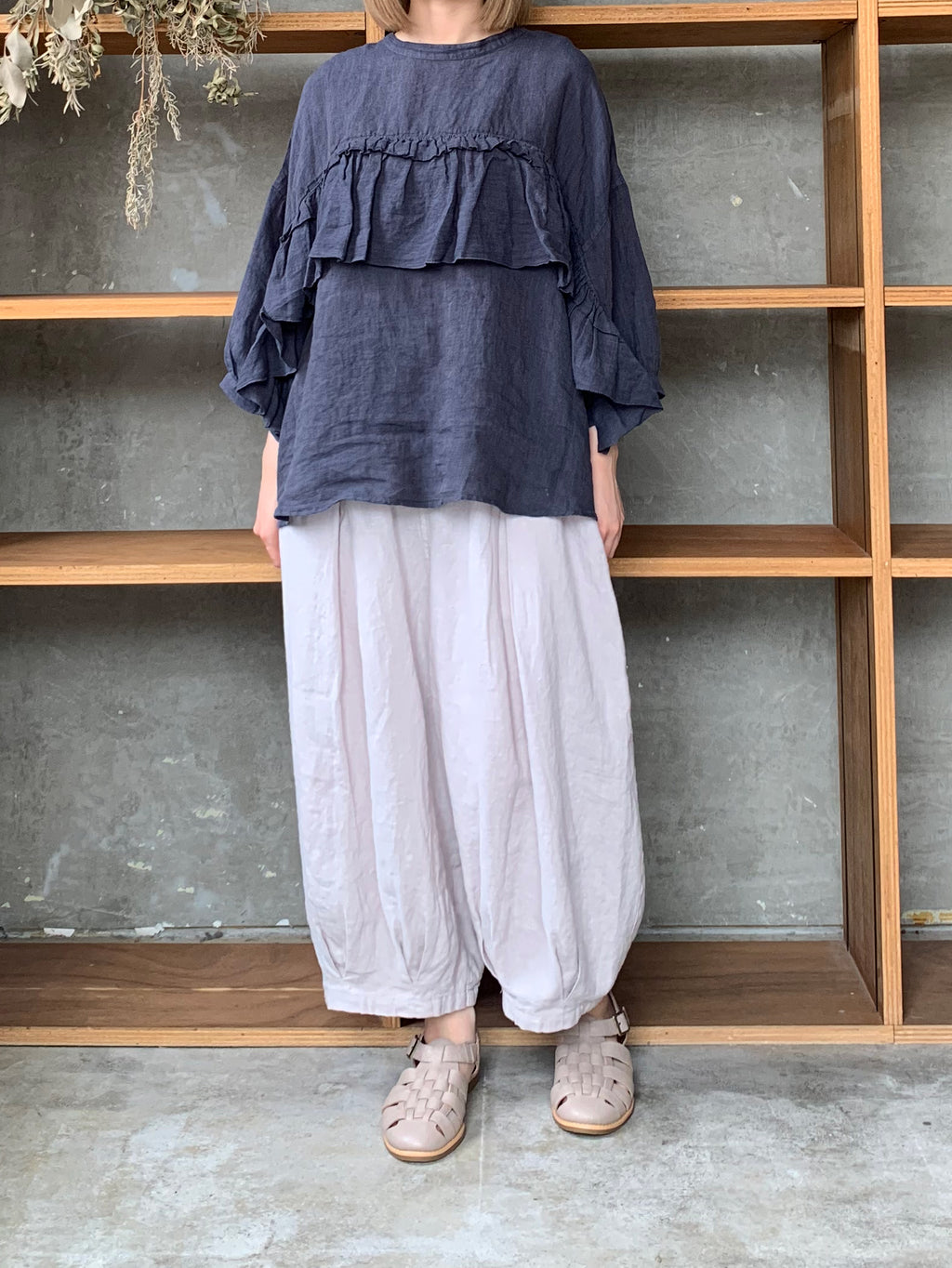 tumugu /  細番手リネン 2wayブラウス（CHARCOAL）