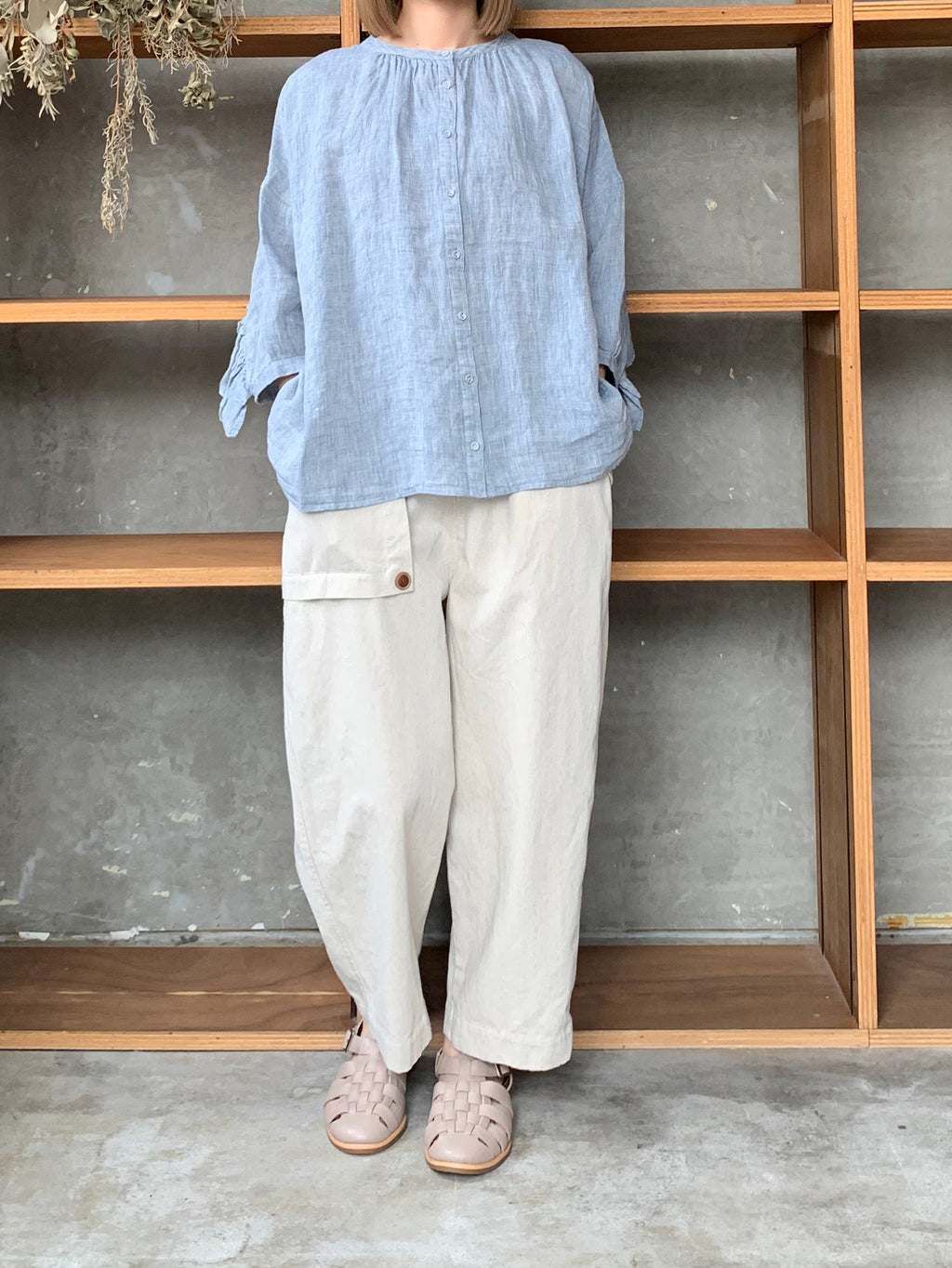tumugu /  細番手リネン 2wayブラウス（SAX）