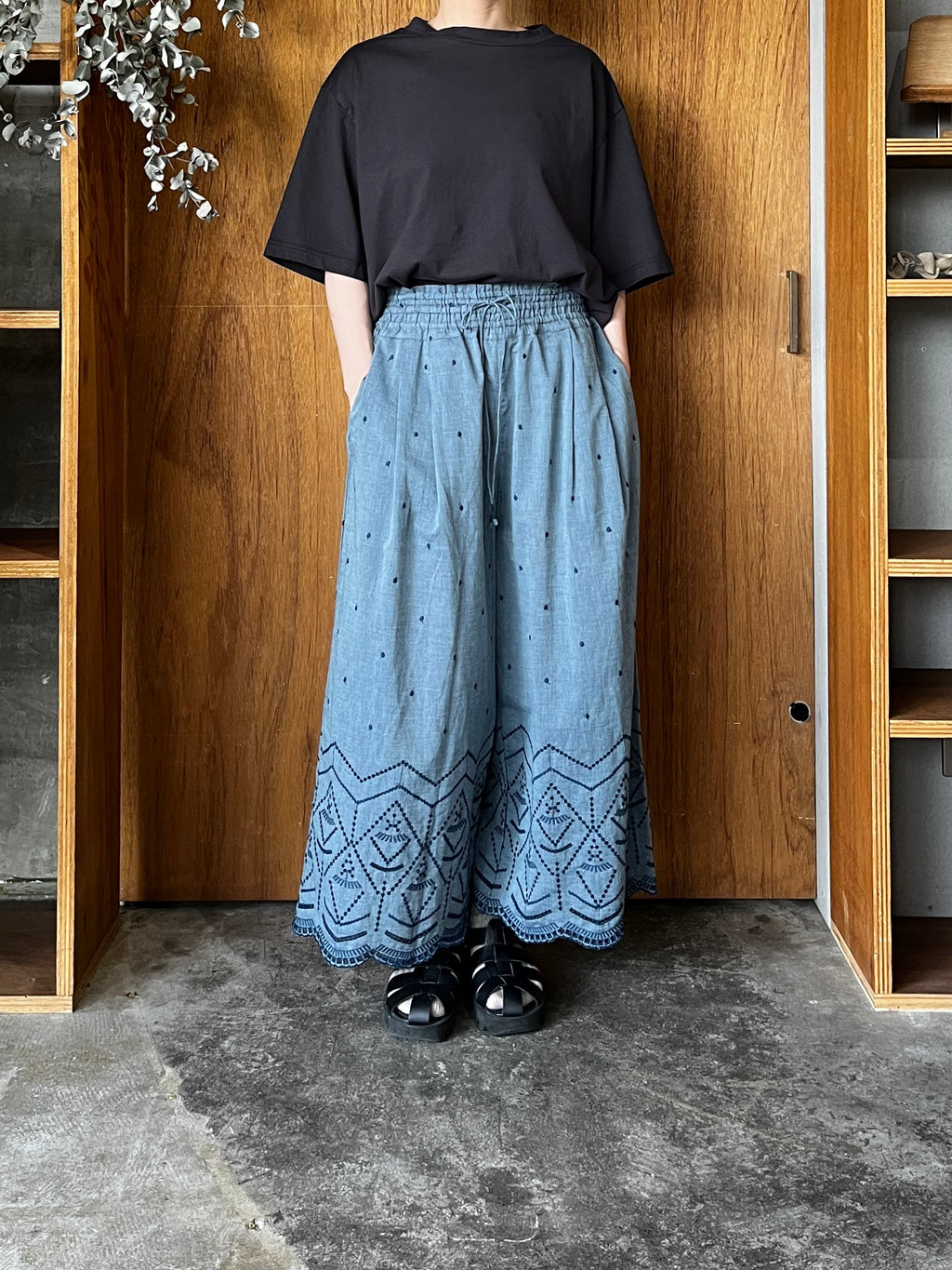【SALE】tumugu / カットワーク刺繍シャンブレー パンツ