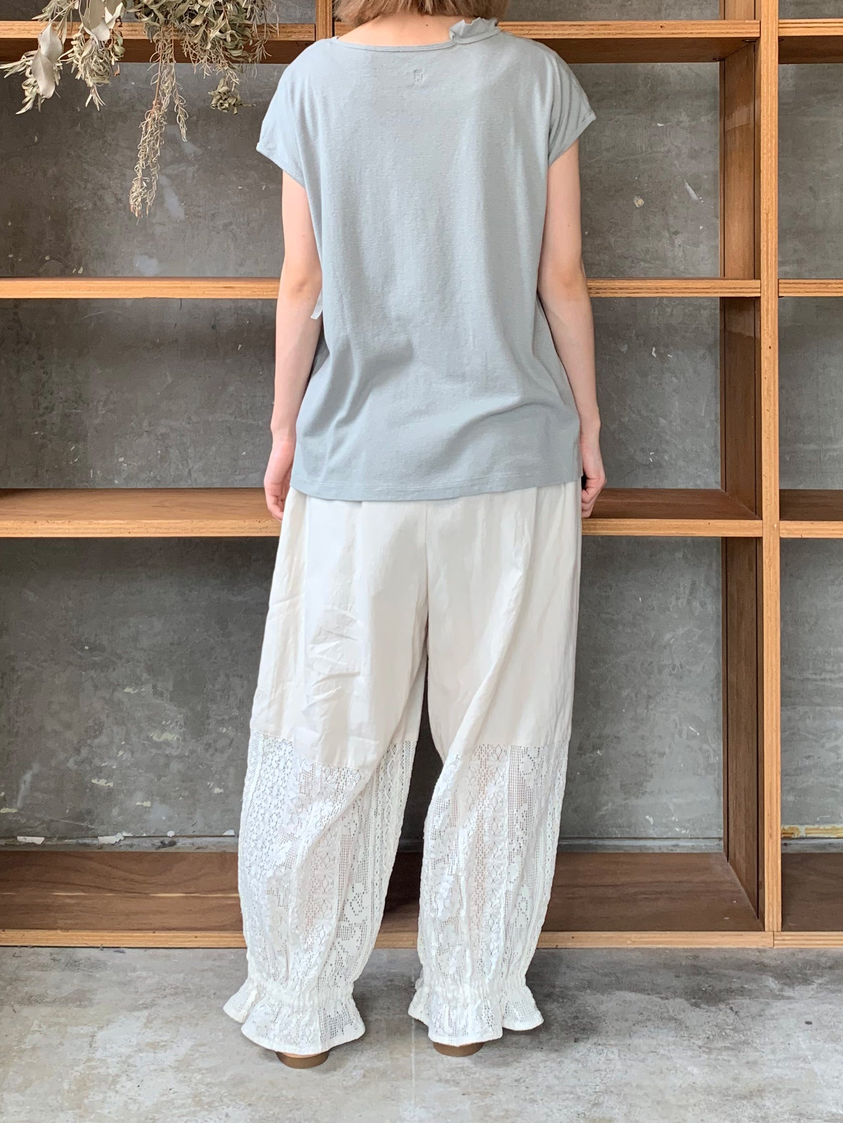 Vlas Blomme / フレンチスリーブ フリルプルオーバー（Grayish Mint）