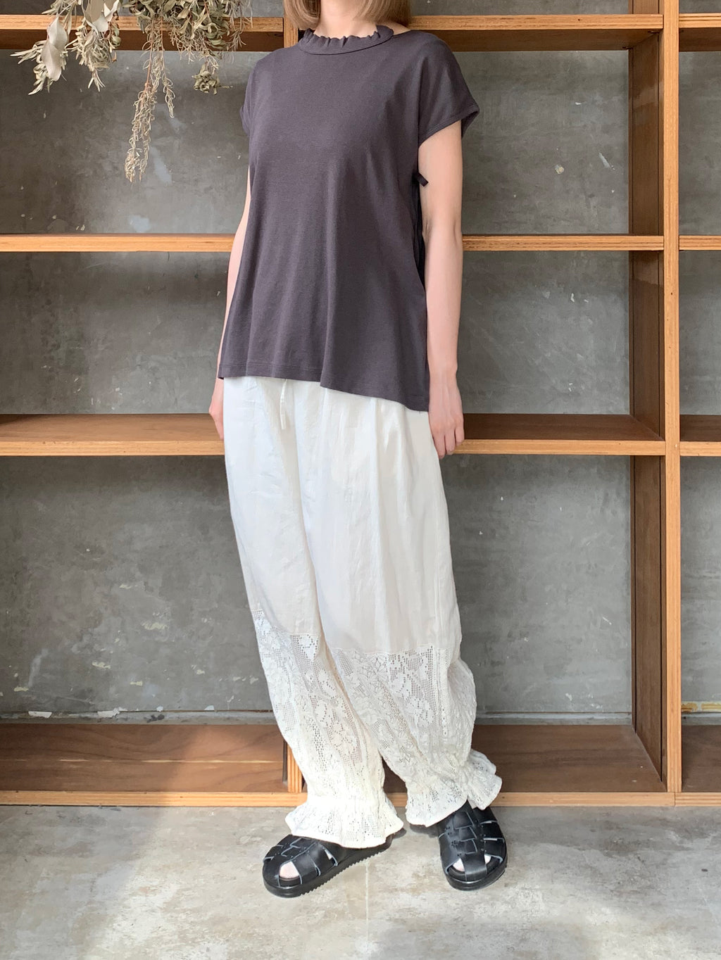 Vlas Blomme / フレンチスリーブ フリルプルオーバー（Charcoal）