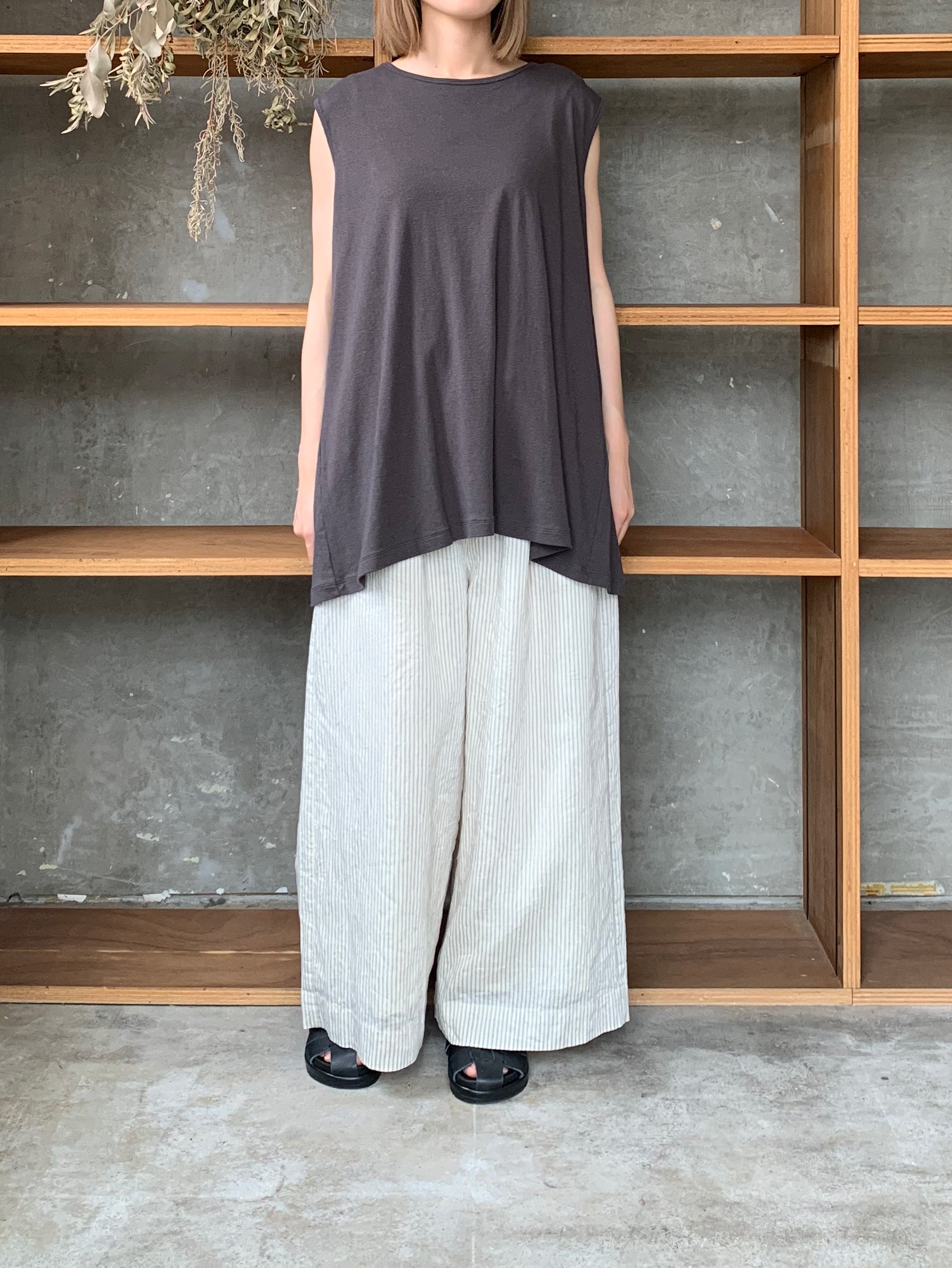 Vlas Blomme / 後ろ切替えノースリーブPO（Charcoal）