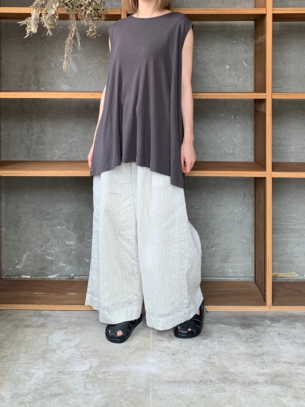 Vlas Blomme / 後ろ切替えノースリーブPO（Charcoal）
