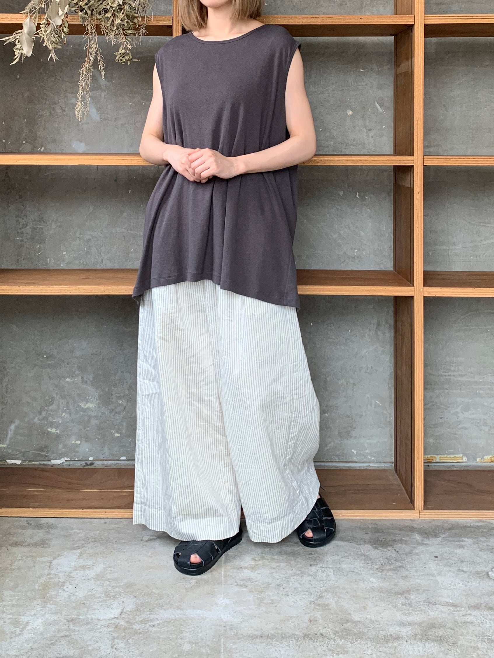 Vlas Blomme / 後ろ切替えノースリーブPO（Charcoal）