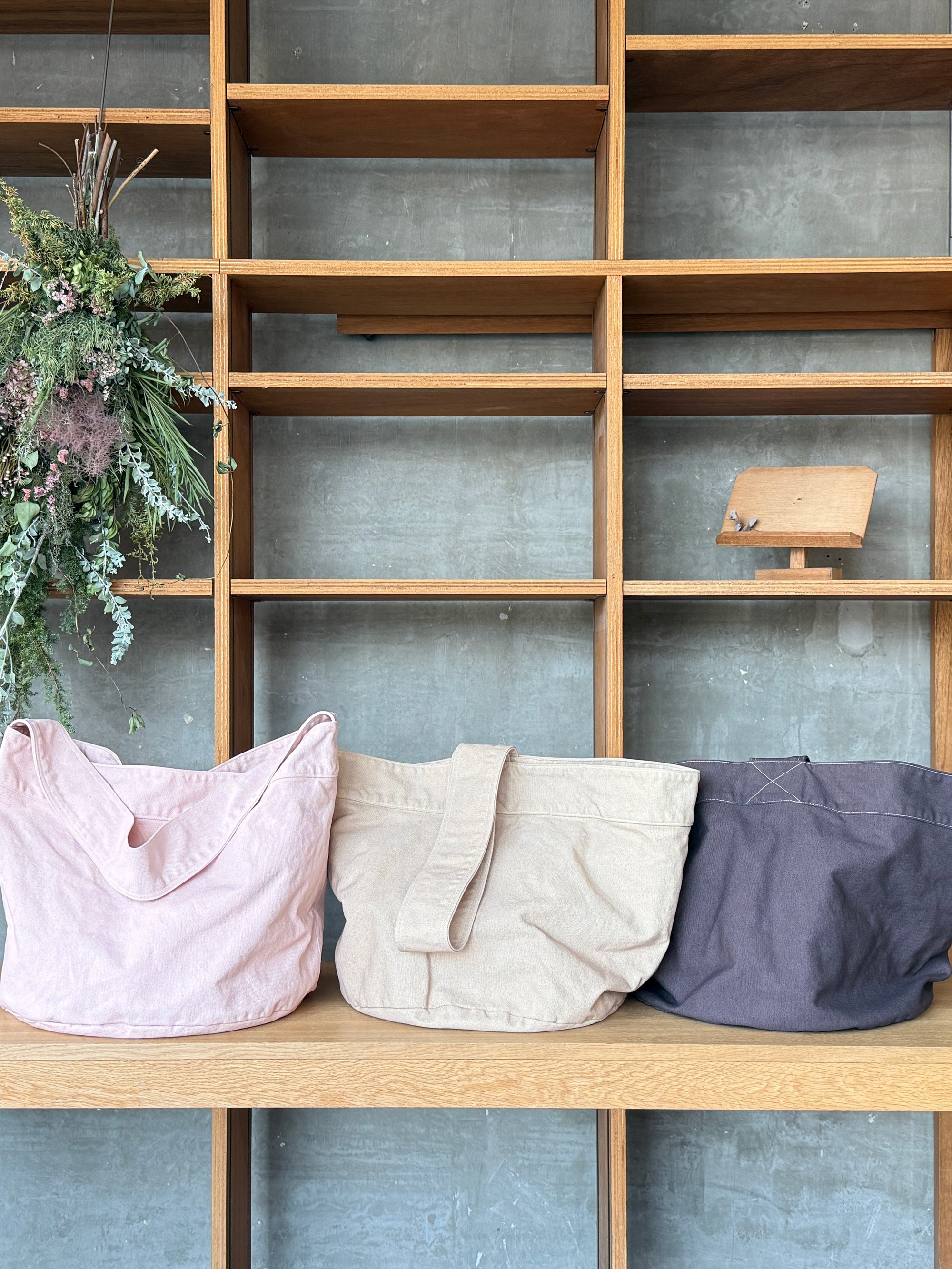 suzuki takayuki × ams, / cylinder tote bag (smoky walnut / ダークブラウン)