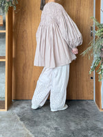 ROBE de PEAU / Circular Smocking Shirt (Greige)