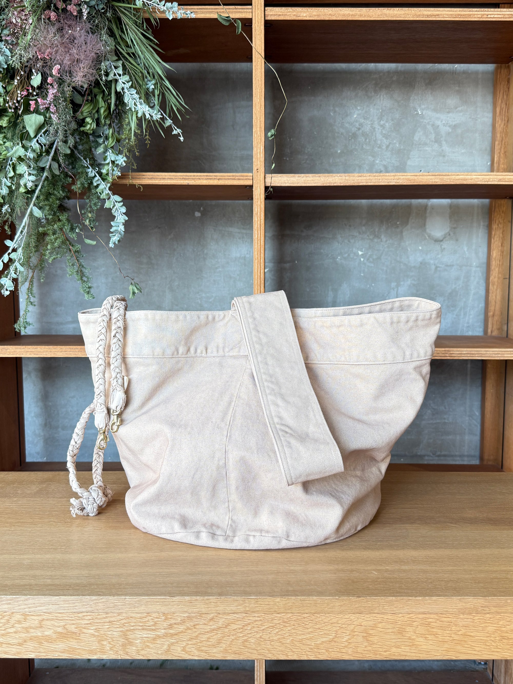 suzuki takayuki × ams, / cylinder tote bag (common oak / ベージュ)