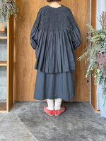 ROBE de PEAU / Circular Smocking Shirt (Charcoal)