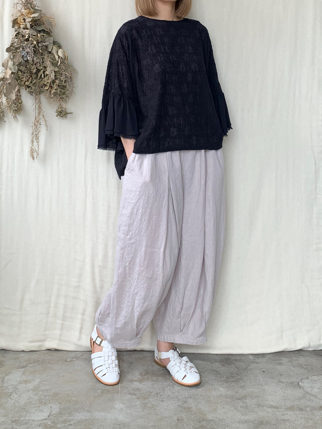 qiri / trees embroidery frill blouse (チャコール)