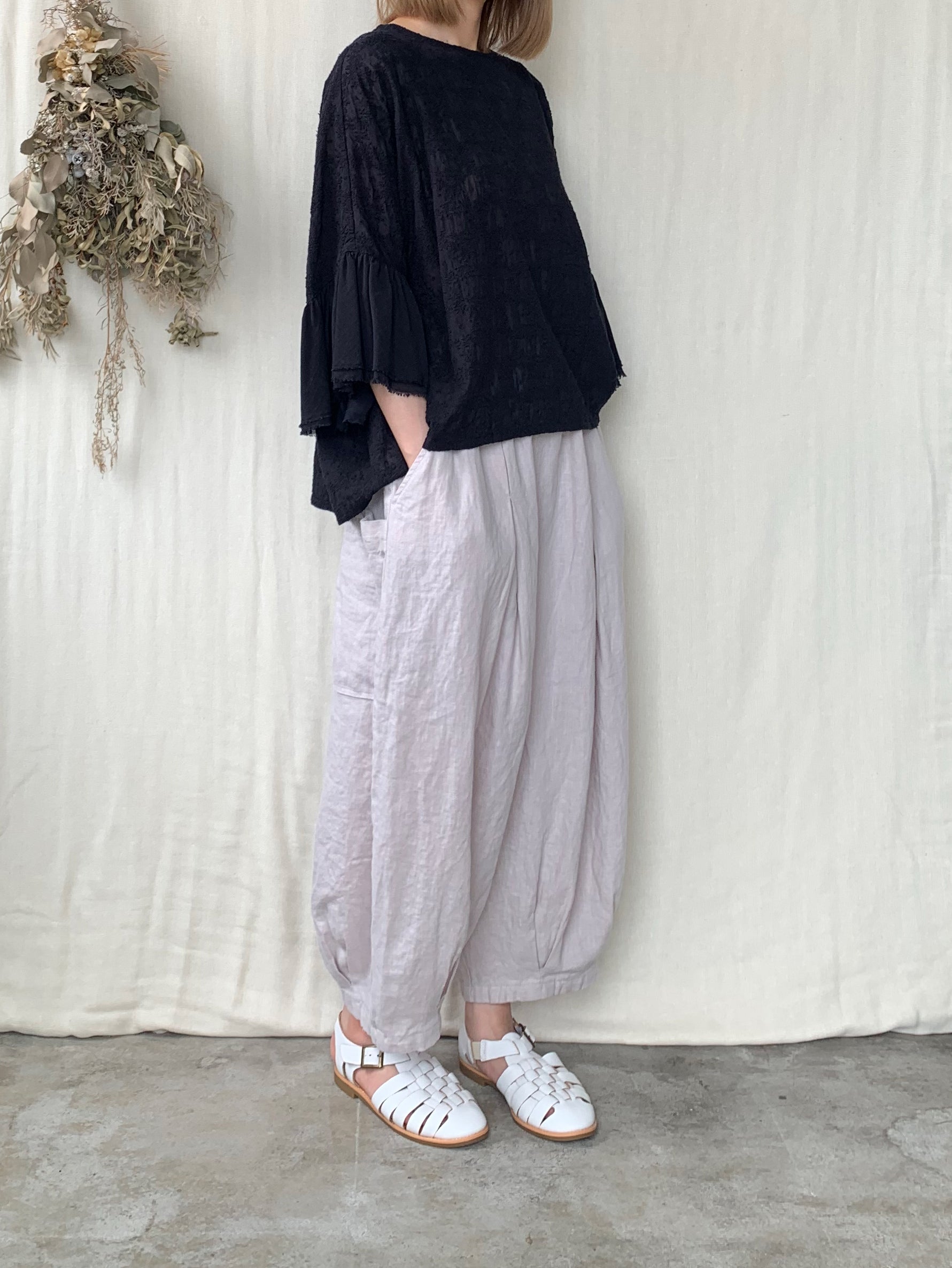qiri / trees embroidery frill blouse (チャコール)
