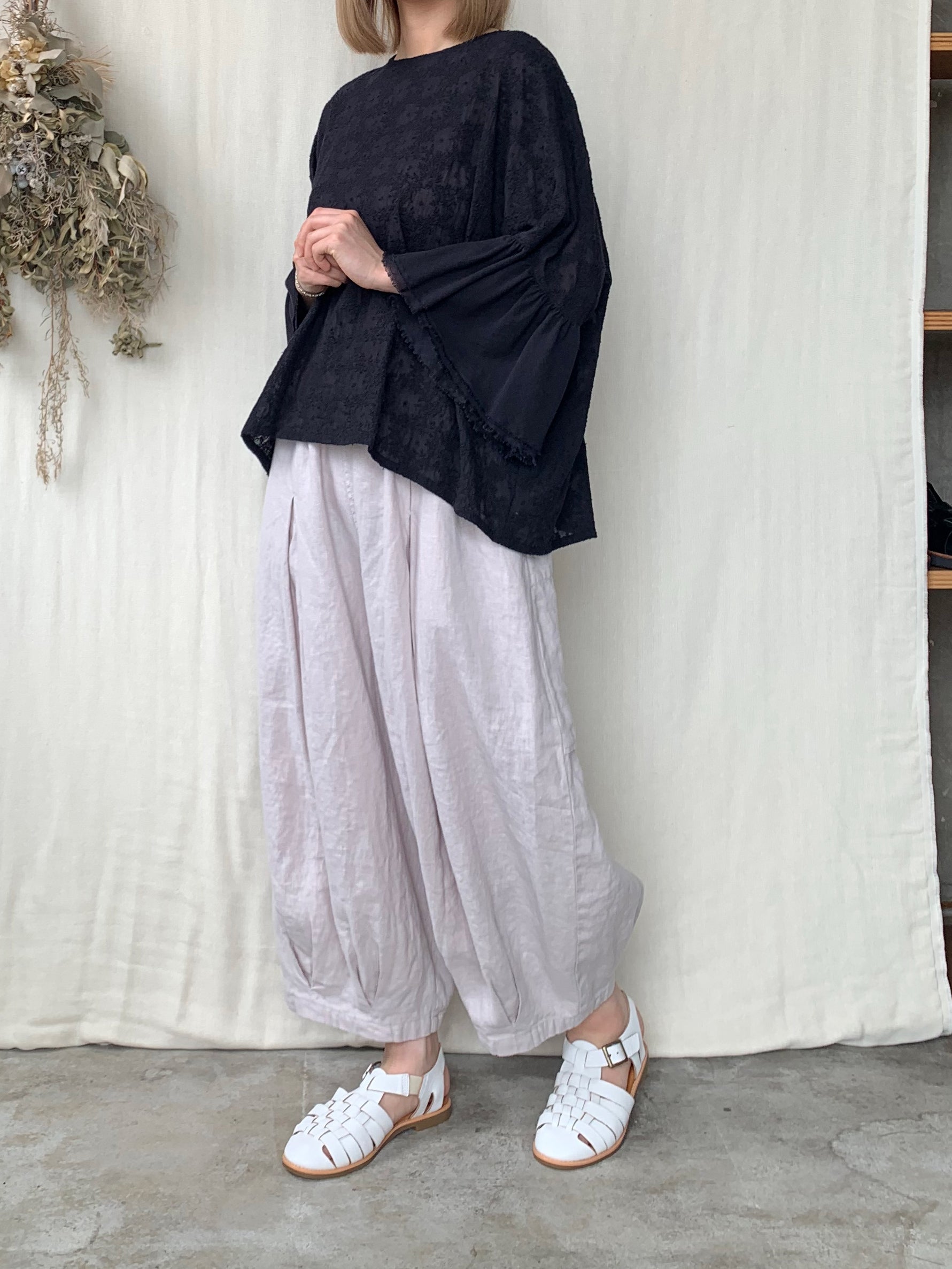 qiri / trees embroidery frill blouse (チャコール)