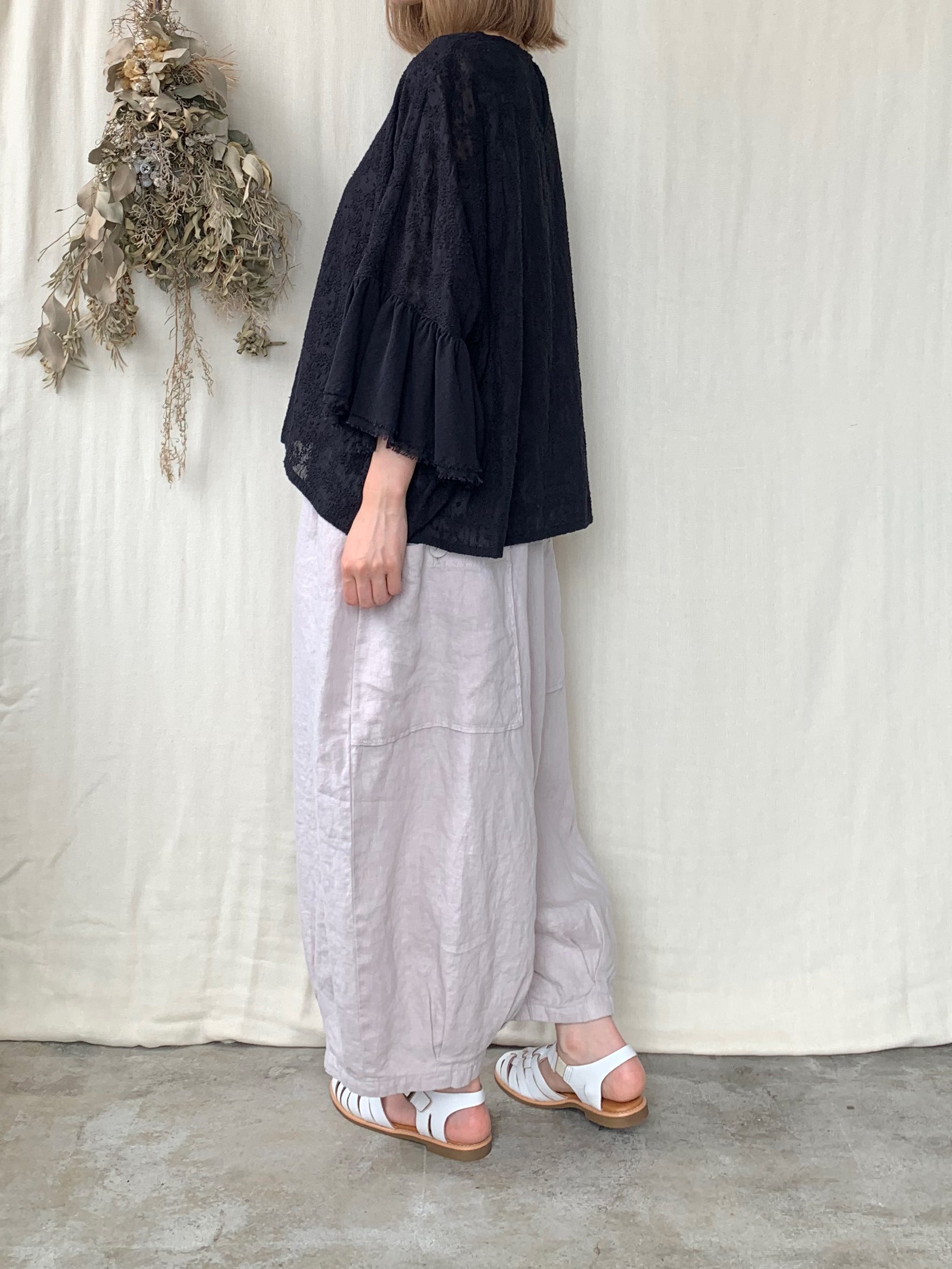 qiri / trees embroidery frill blouse (チャコール)