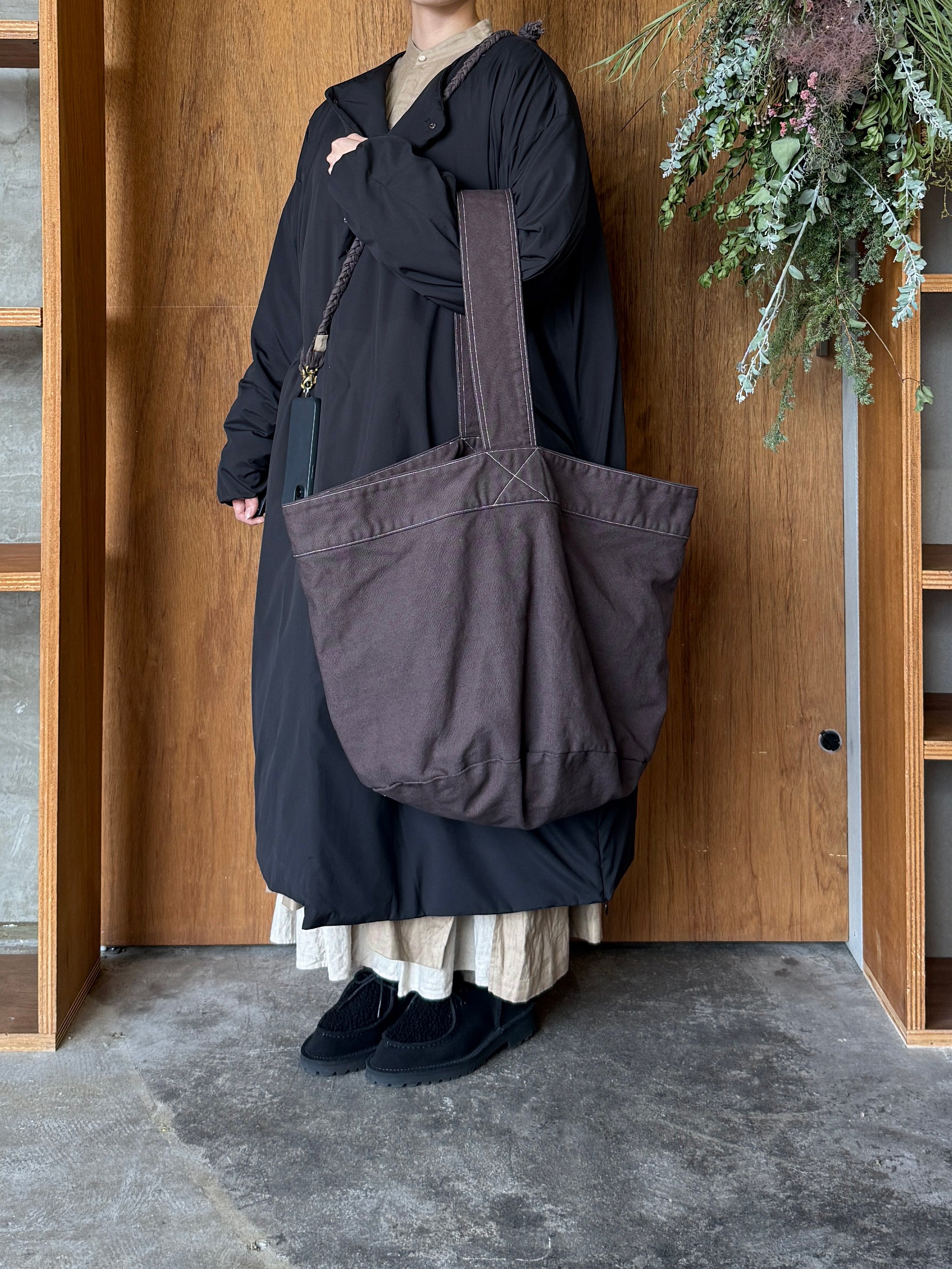 suzuki takayuki × ams, / cylinder tote bag (smoky walnut / ダークブラウン)