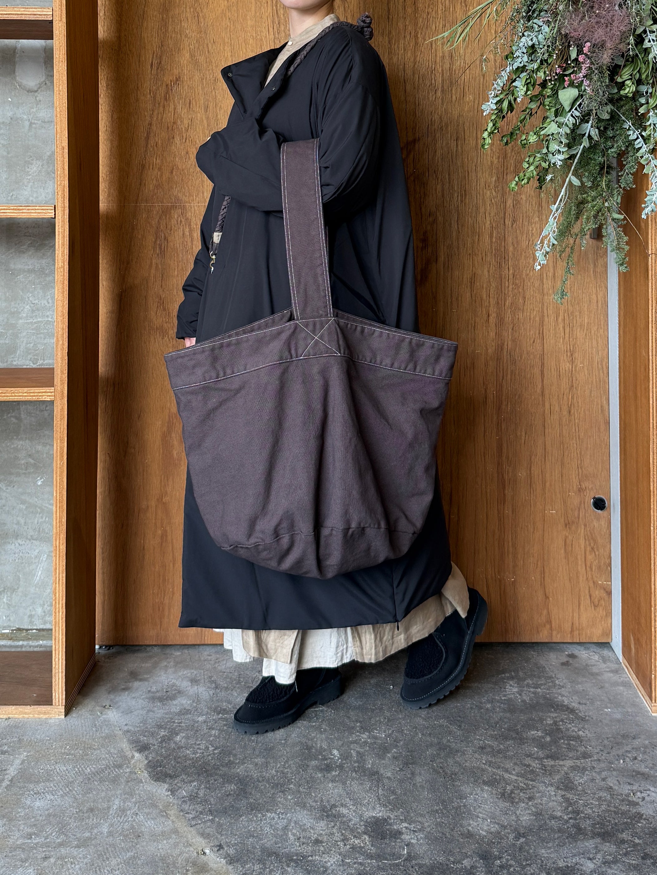 suzuki takayuki × ams, / cylinder tote bag (smoky walnut / ダークブラウン)