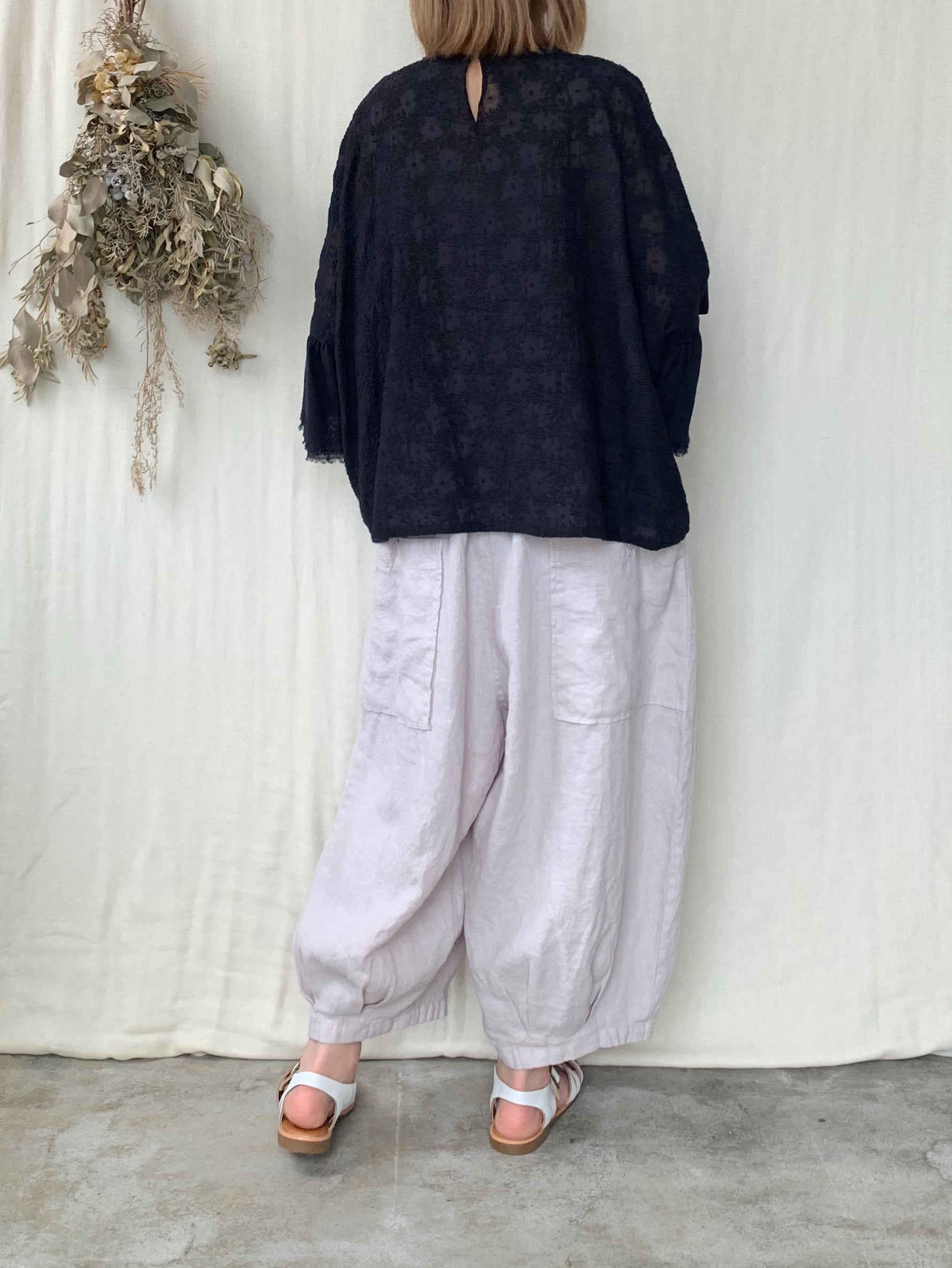 qiri / trees embroidery frill blouse (チャコール)