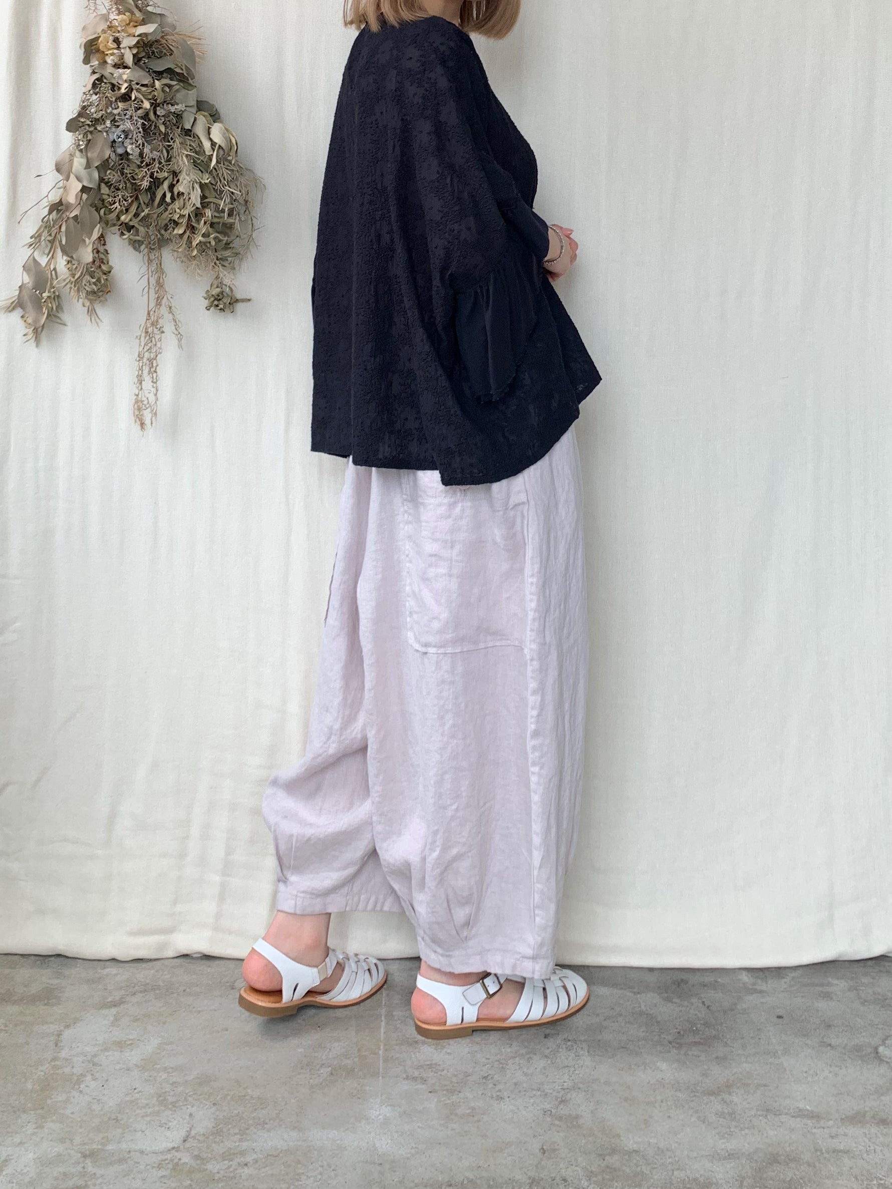 qiri / trees embroidery frill blouse (チャコール)