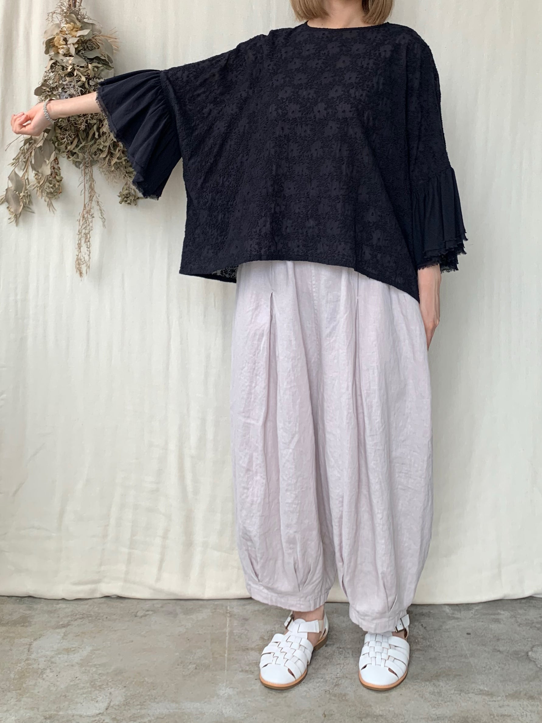 qiri / trees embroidery frill blouse (チャコール)