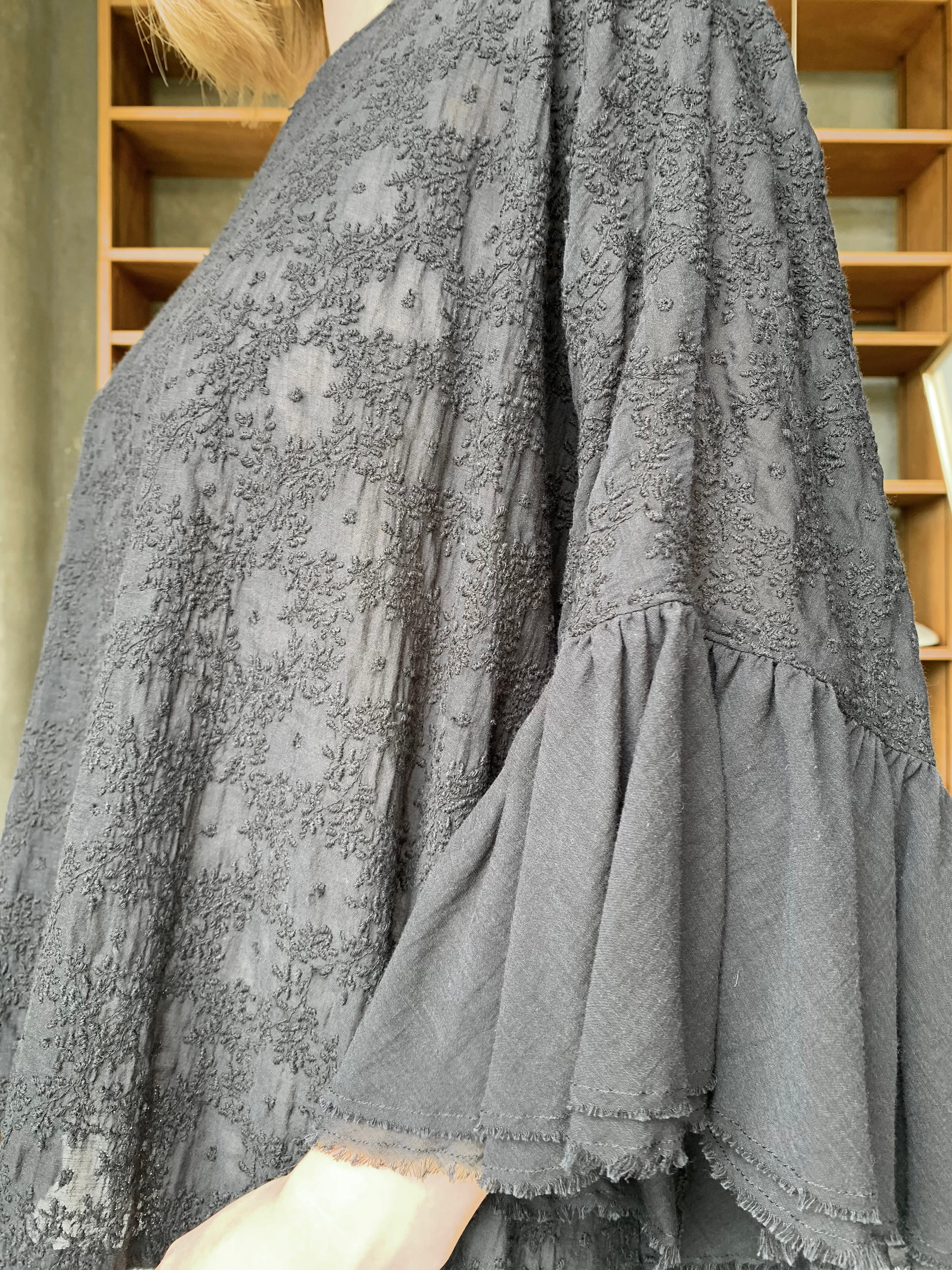 qiri / trees embroidery frill blouse (チャコール)