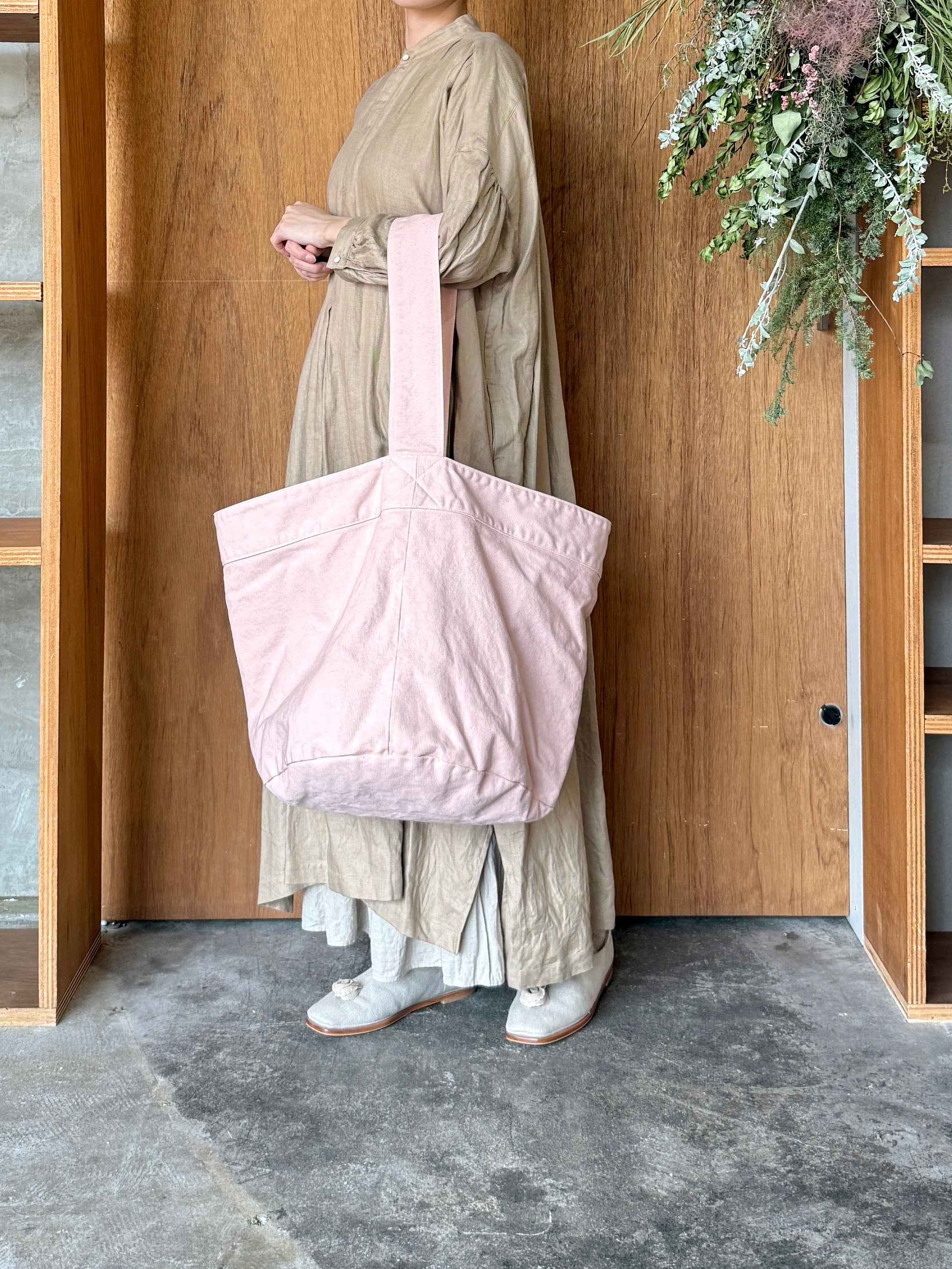 suzuki takayuki × ams, / cylinder tote bag (cloudy coral / ピンク)