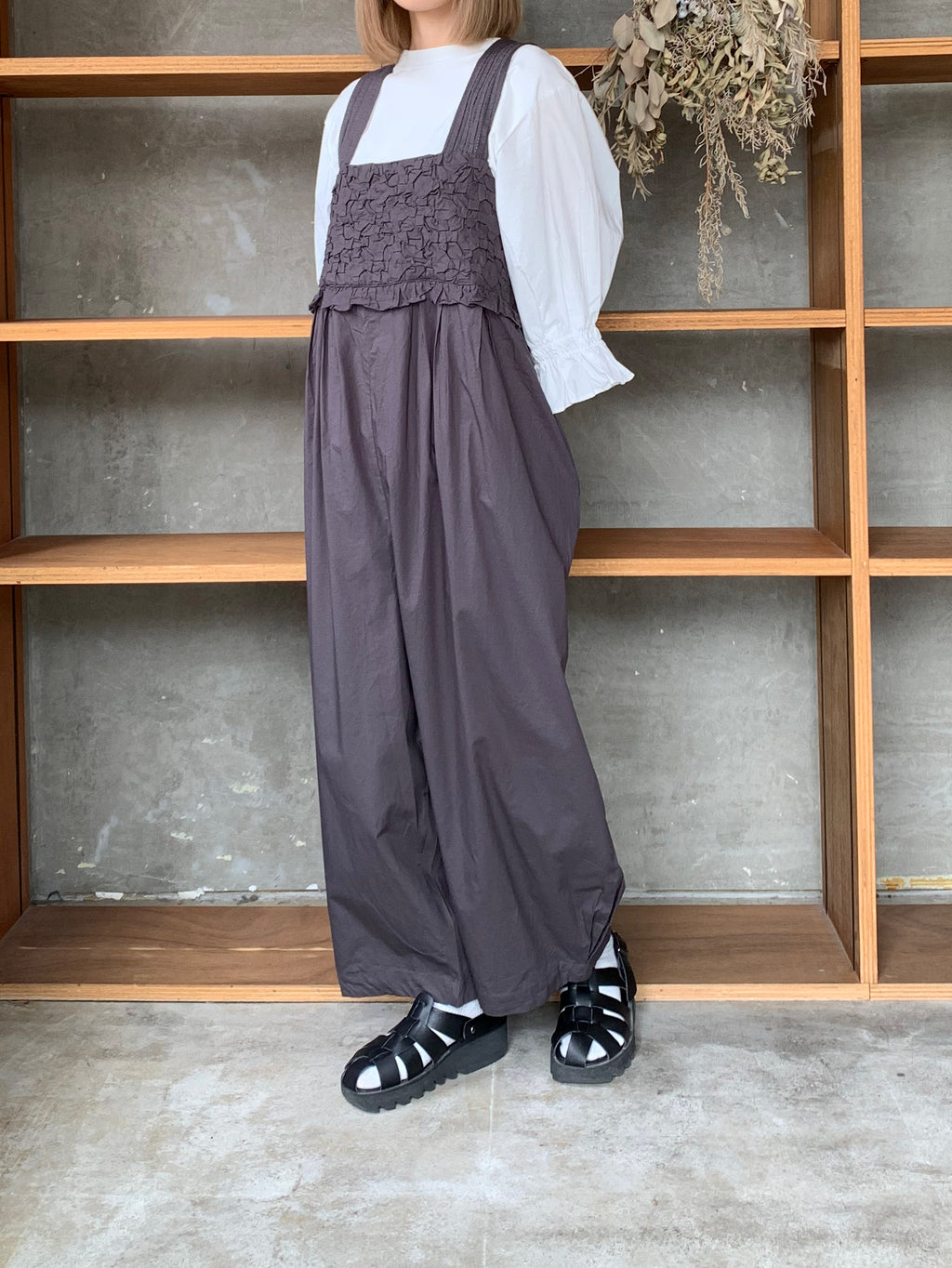 tumugu /  ハンドスモッキングコットンポプリン サロペット（CHARCOAL）