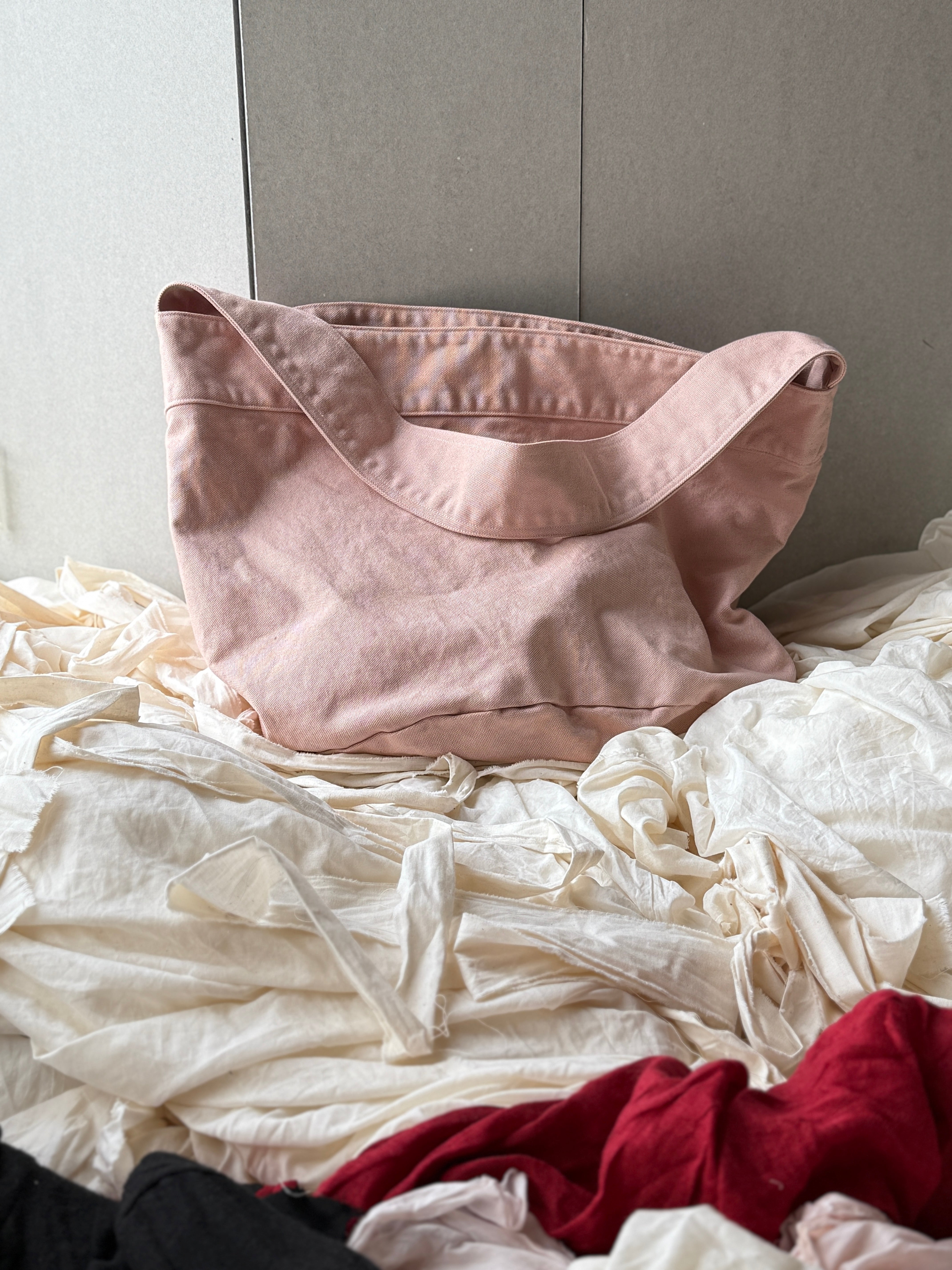 suzuki takayuki × ams, / cylinder tote bag (cloudy coral / ピンク)