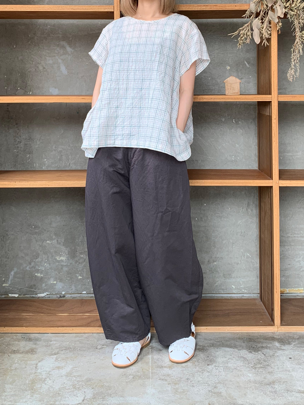 Vlas Blomme / Work Linen Cotton ワイドダーツパンツ(Charcoal)