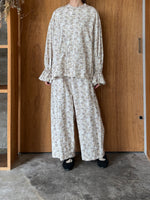 qiri / serene arabesque jacquard gather blouse (ecru)