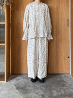 qiri / serene arabesque jacquard gather blouse (ecru)