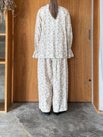 qiri / serene arabesque jacquard gather blouse (ecru)