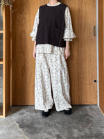 qiri / serene arabesque jacquard gather blouse (ecru)
