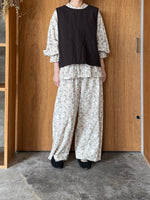 qiri / serene arabesque jacquard gather blouse (ecru)