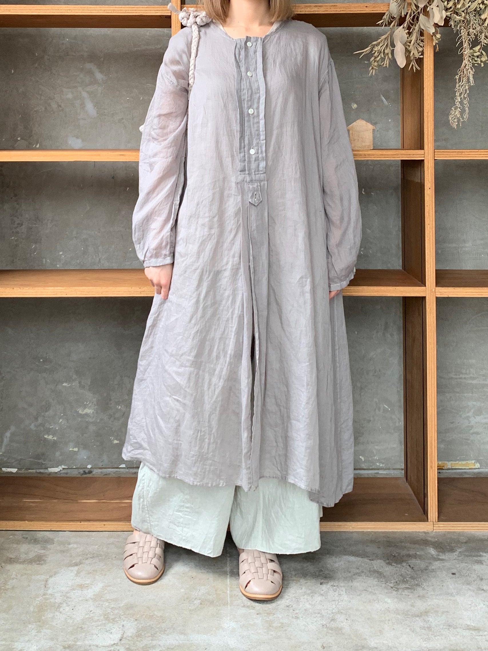 Vlas Blomme / Ramie Lawm 前開きドレス(Gray)
