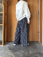 qiri / serene arabesque jacquard gather pants (black)