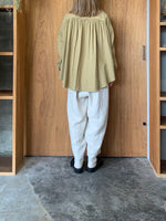 IKKUNA / gathered blouse（fennel seed）