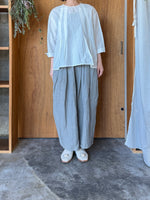 ROBE de PEAU / TUCKED BLOUSE (MAT WHITE)