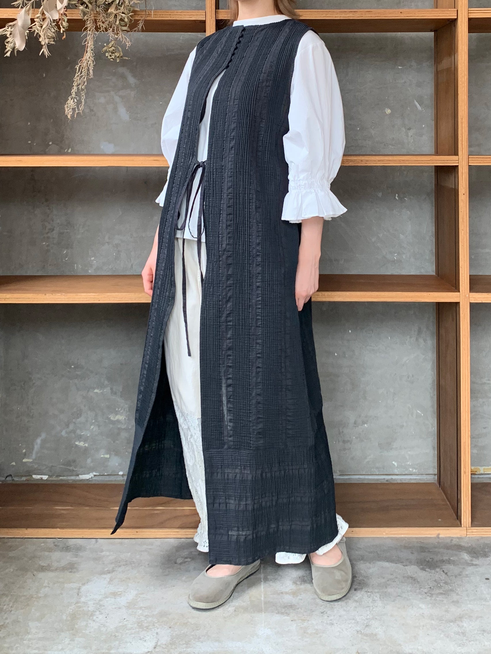 qiri / pintuck jacquard vest one-piece (チャコール)