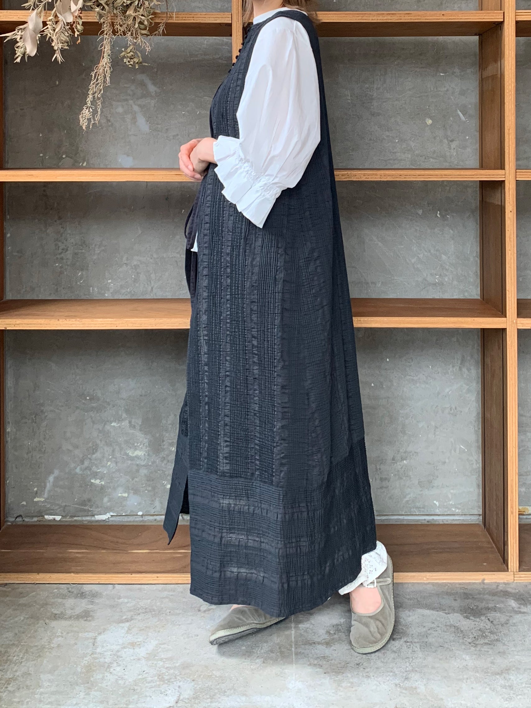 qiri / pintuck jacquard vest one-piece (チャコール)