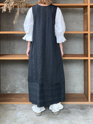 qiri / pintuck jacquard vest one-piece (チャコール)
