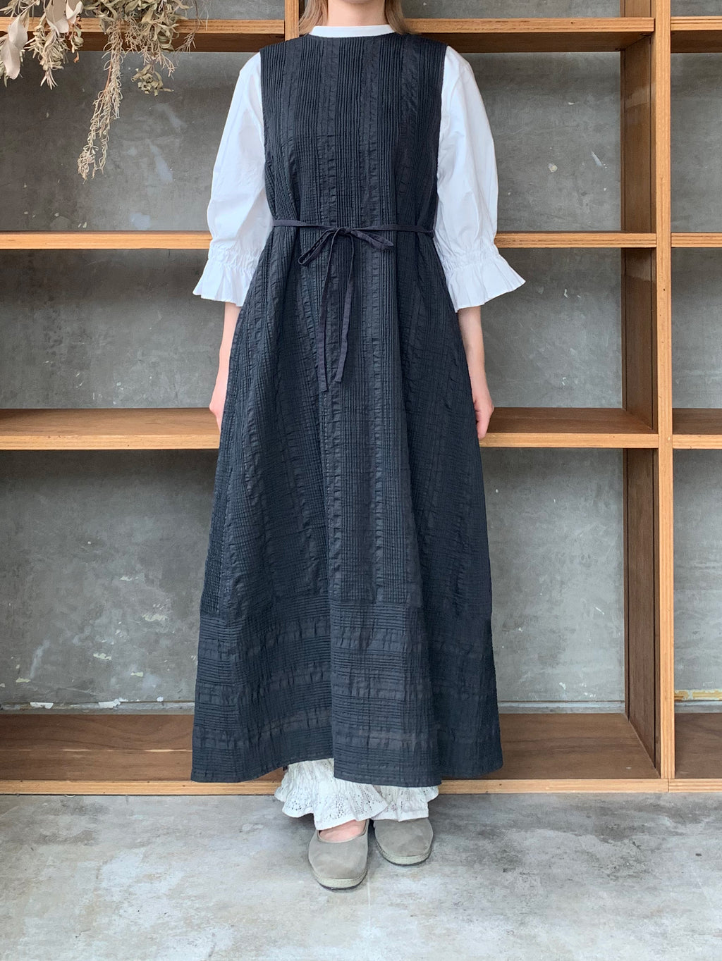 qiri / pintuck jacquard vest one-piece (チャコール)