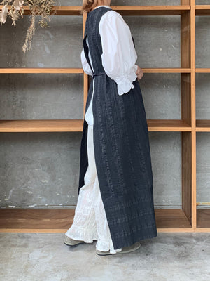 qiri / pintuck jacquard vest one-piece (チャコール)