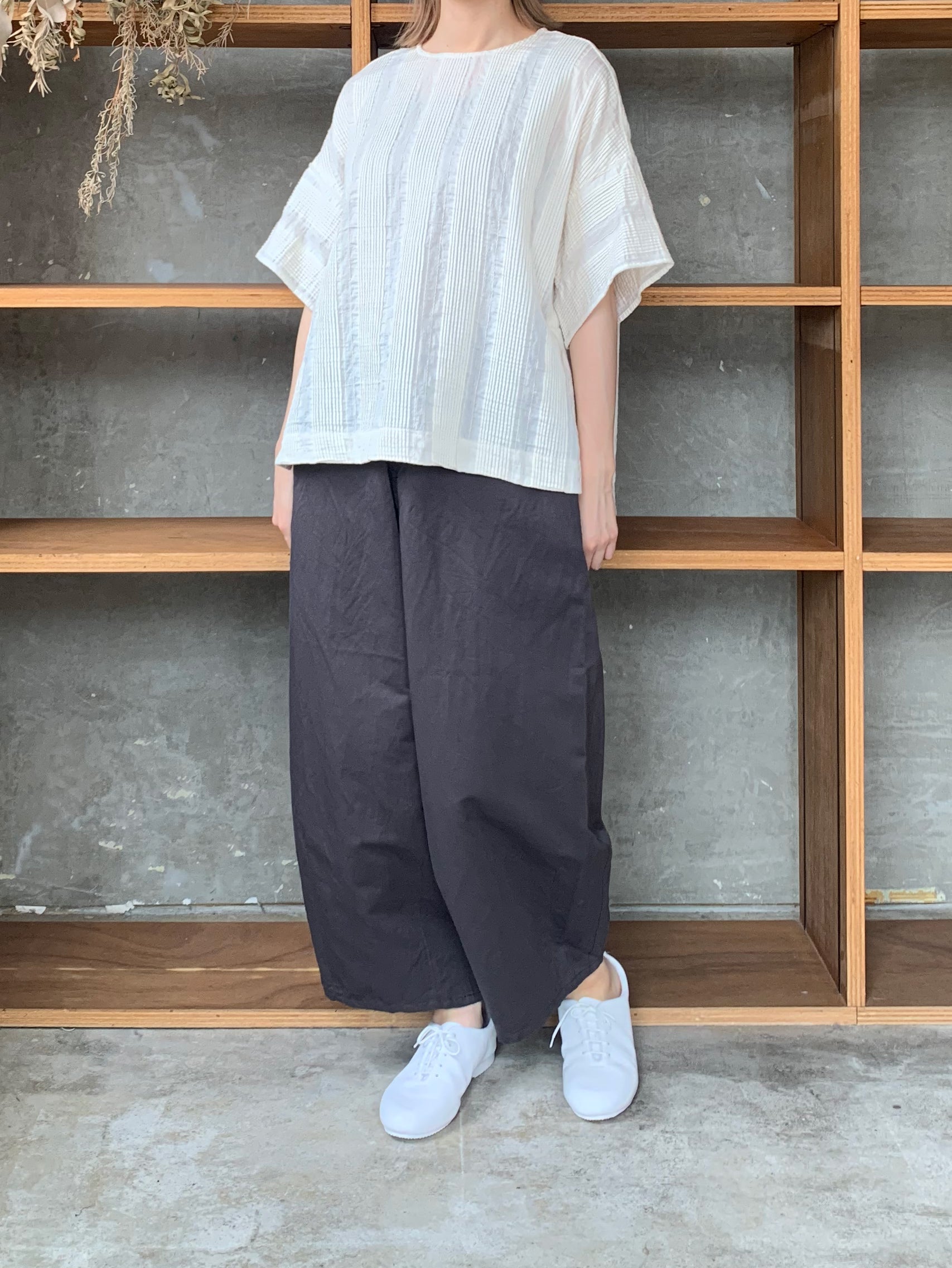 qiri / pintuck jacquard half sleeve blouse (キナリ)