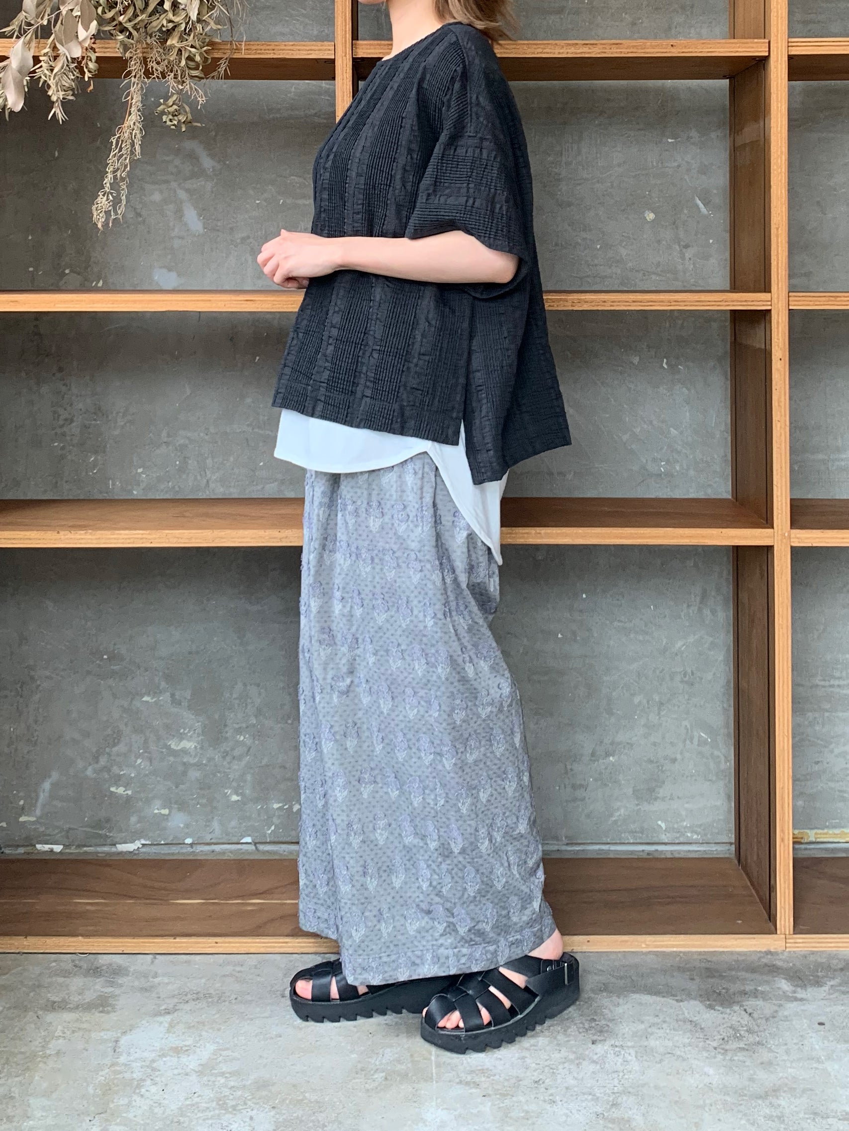 qiri / pintuck jacquard half sleeve blouse (チャコール)