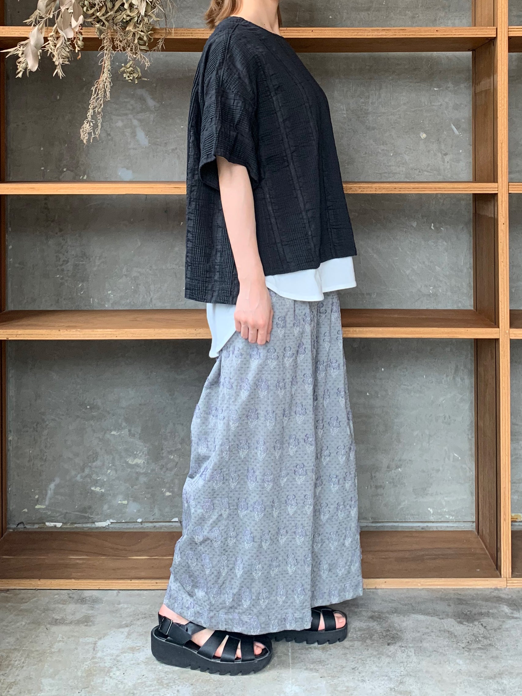 qiri / pintuck jacquard half sleeve blouse (チャコール)