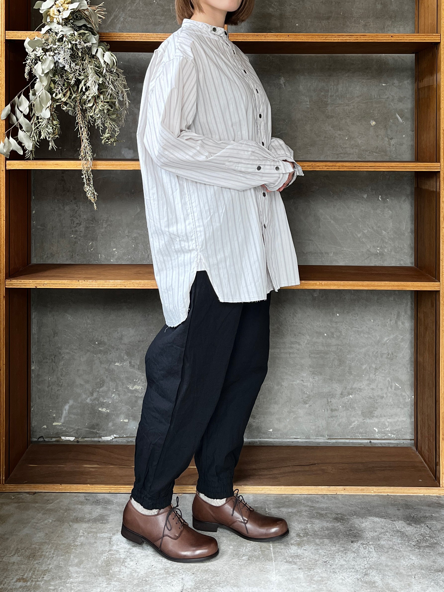 Vlas Blomme / Washed Cotton Stripe　バンドラカラーシャツ(Off White)