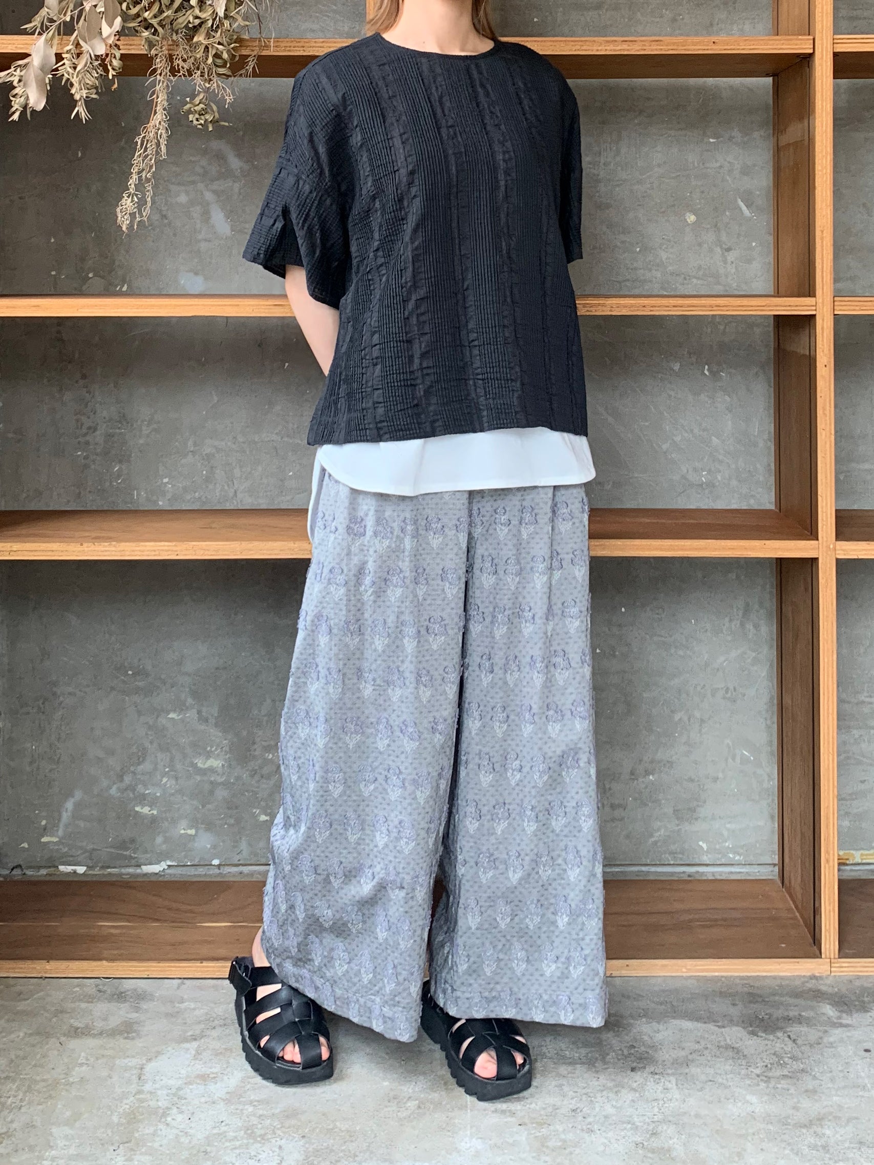 qiri / pintuck jacquard half sleeve blouse (チャコール)