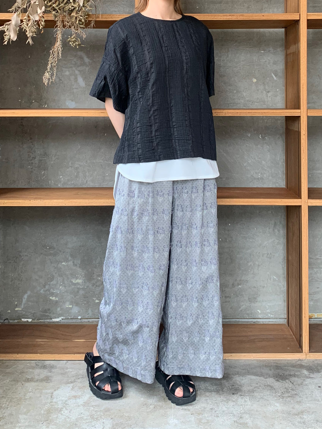 qiri / pintuck jacquard half sleeve blouse (チャコール)