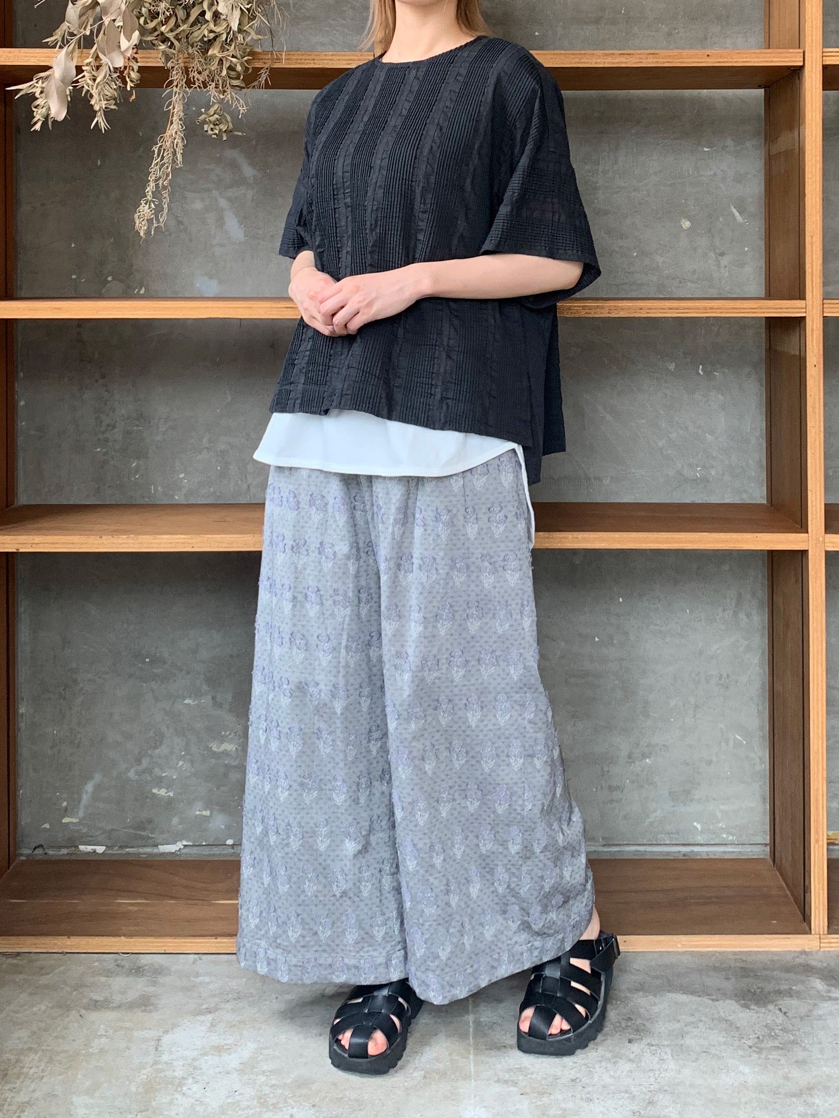 qiri / pintuck jacquard half sleeve blouse (チャコール)