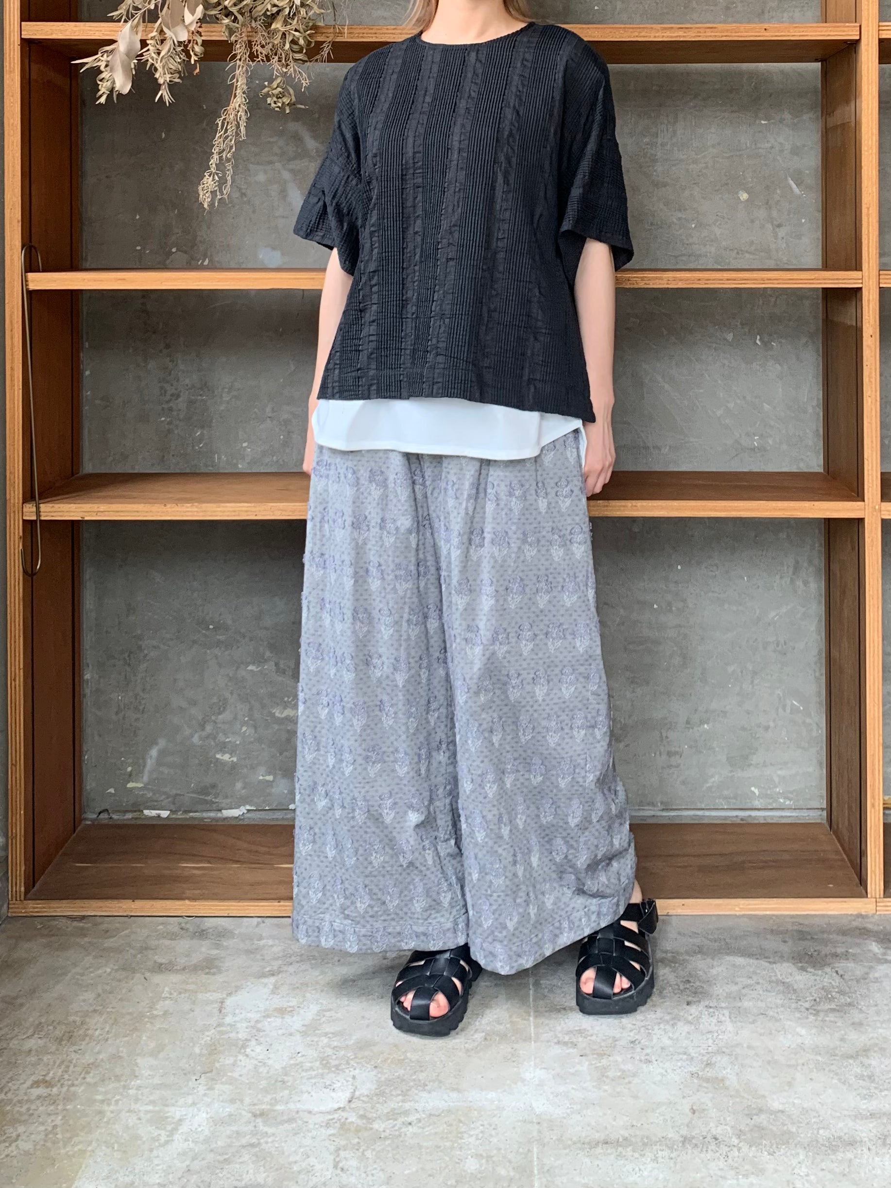 qiri / pintuck jacquard half sleeve blouse (チャコール)